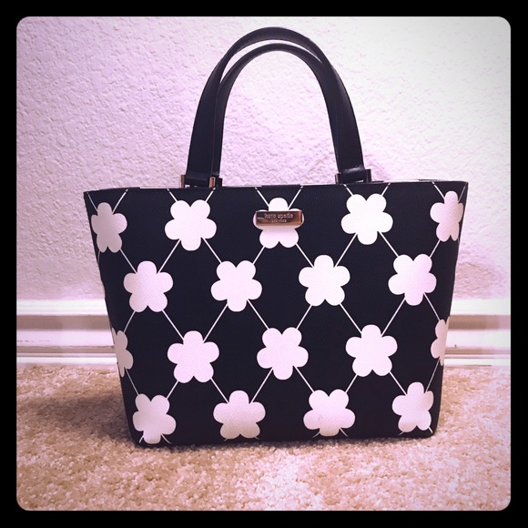 kate spade Handbags - Kate spade hand bag